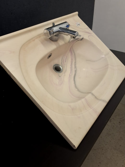 Håndvask i marmor med armatur